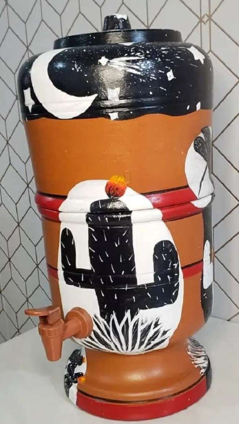 33. Aprenda como decorar filtro de barro. Fonte &ndash; Kelly Ara&uacute;jo