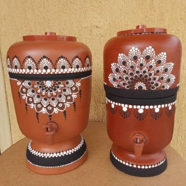 6. Filtro de barro decorado artesanal: mandalas que encantam. Fonte &ndash; Enomis Atelie de Pinturas
