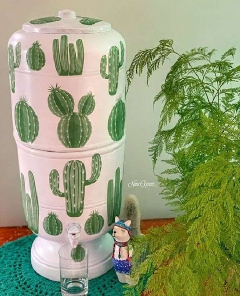 9. Cactos trazem um toque especial e divertido para o filtro de barro decorado. Fonte &ndash; Ana Justo