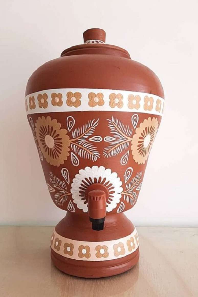 21. Filtro de barro decorado artesanal: tons terrosos e branco trazem vida para o filtro de barro. Fonte &ndash; Dicas Online