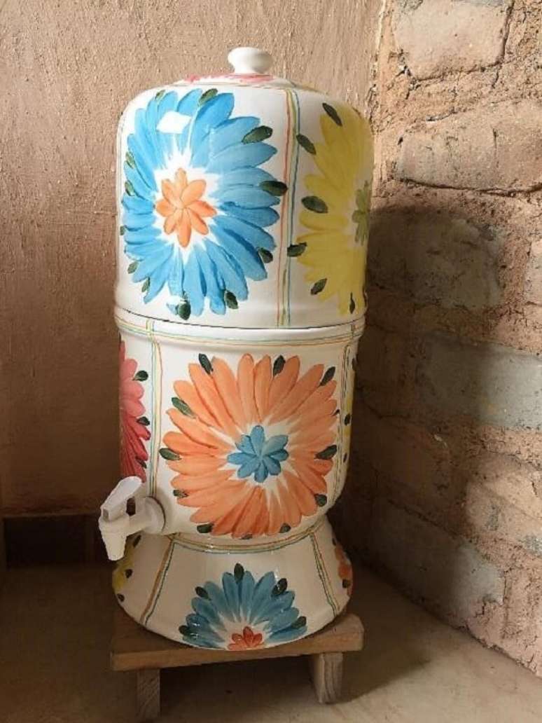 18. Filtro de barro decorado com flores coloridas. Fonte &ndash; Mantelesy Cacerolas