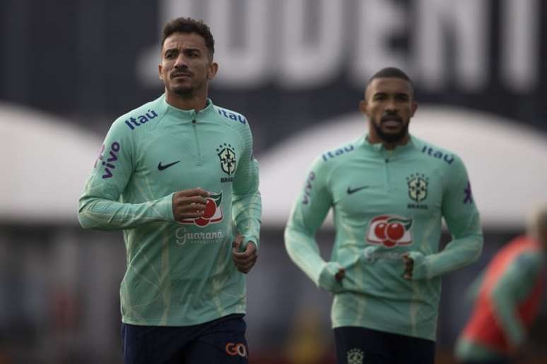 Danilo falou em coletiva sobre a importância dos atacantes na fase defensiva (Foto: Lucas Figueiredo/CBF)