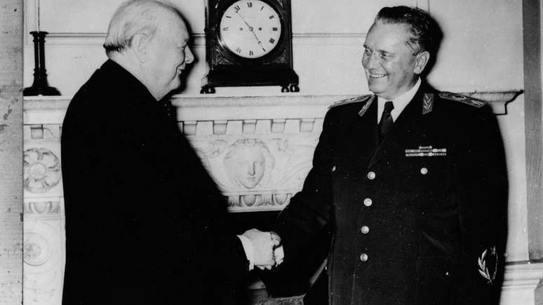 Presidente iugoslavo Josip Broz Tito (D) cumprimenta o primeiro-ministro britânico Winston Churchill em 1953