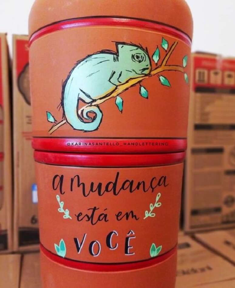 17. Frases que inspiram no filtro de barro decorado. Fonte &ndash; Karina Santello