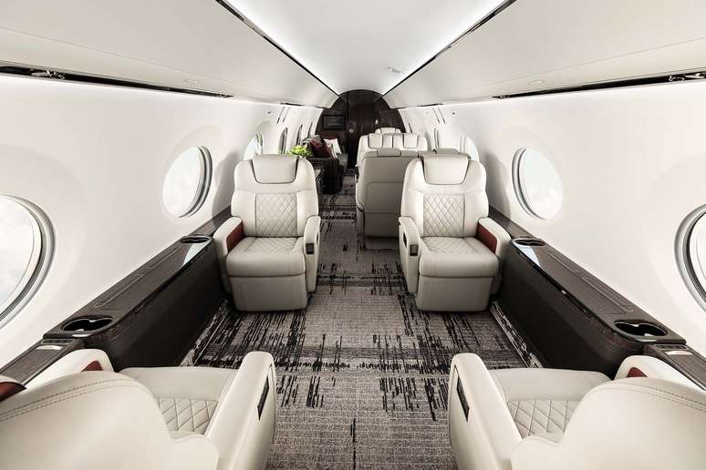 O interior de um jato executivo Gulfstream chama atenção pela sofisticação