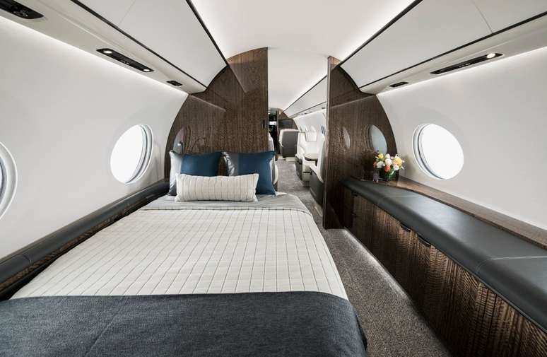 Há a opção de montar uma confortável cama de casal na aeronave