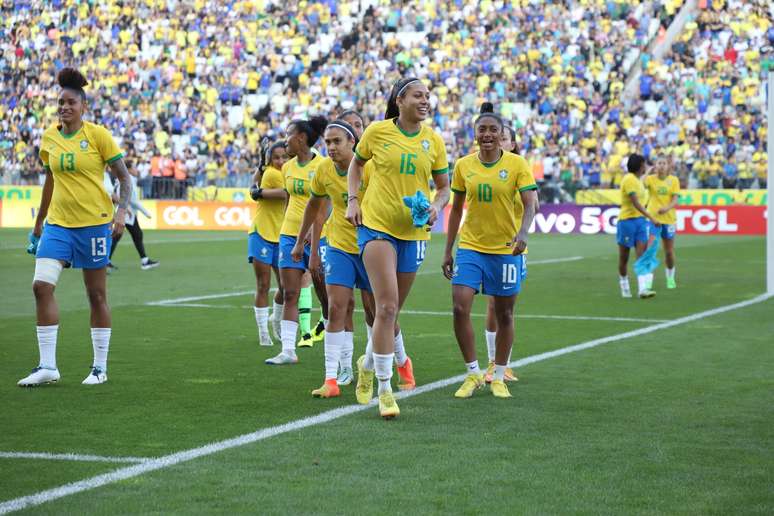 Jogadoras do Brasil comemoram a vitória por 2 a 1 diante do Canadá em partida amistosa
