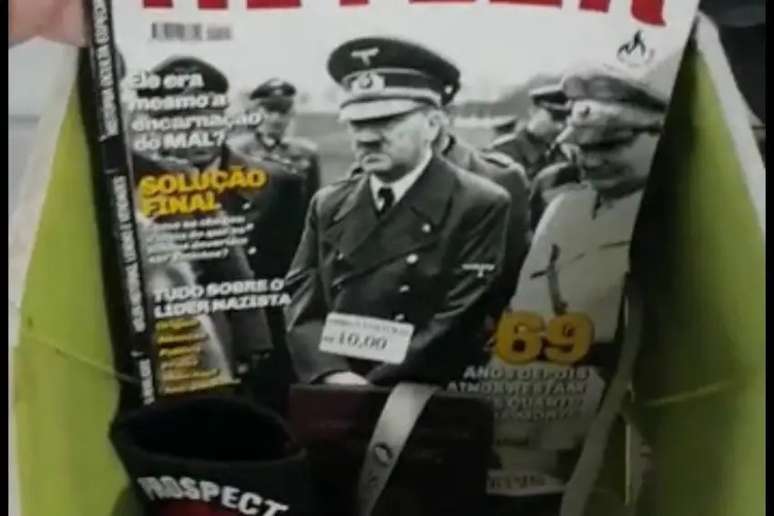 No local, agentes encontraram imagens do ex-ditador alemão Adolf Hitler e adesivos com suásticas. 