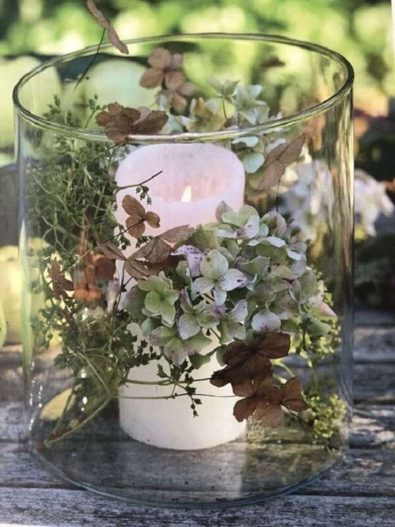 29. Arranjos de natal em vasos de vidro com vela e ramos. Fonte &ndash; F&aacute;tima Coelho