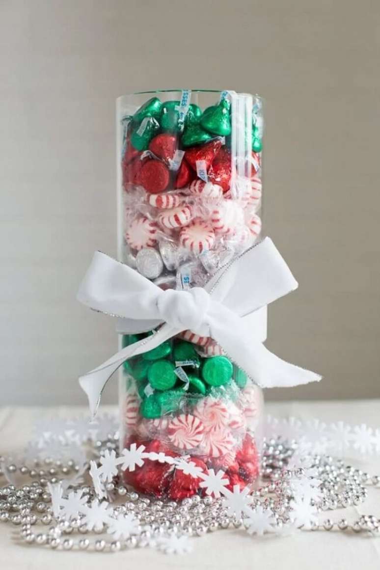 8. Arranjos de natal em vasos de vidro com doces. Fonte &ndash; Stephania Stanley