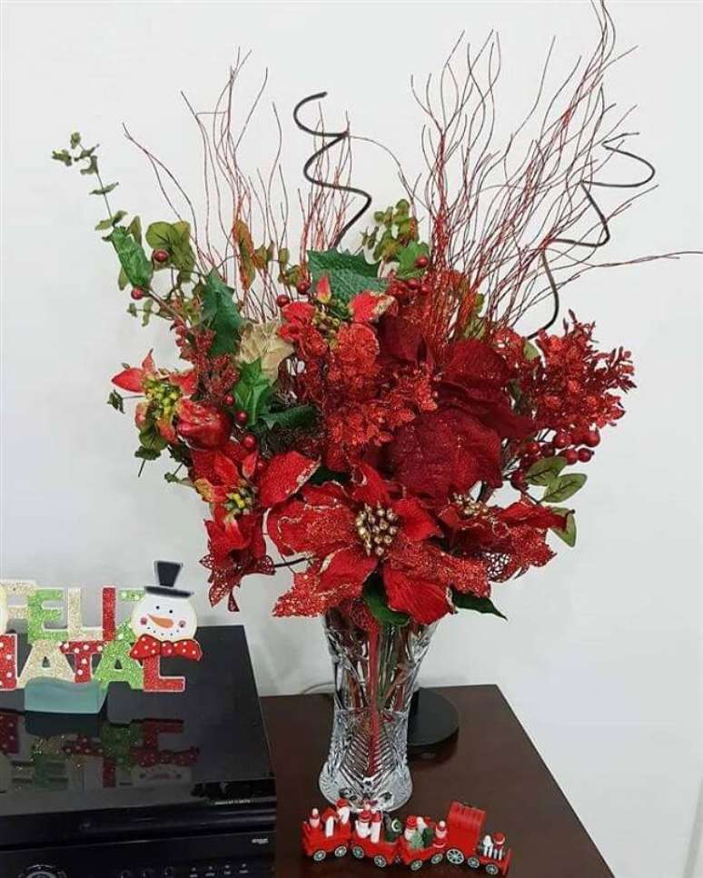 48. Mescle cores e texturas nos arranjos de natal em vasos de vidro. Fonte &ndash; @decoracaoenatal