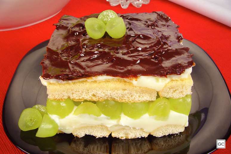 Pav&ecirc; de uva com chocolate &ndash; Foto: Guia da Cozinha