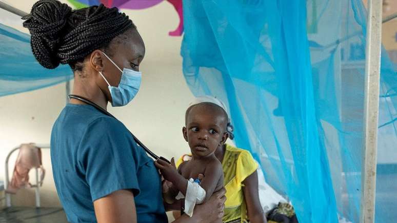 A m&eacute;dica Sila Monthe diz que tem visto mais casos de defici&ecirc;ncia nutricional entre mulheres e meninas, pois em alguns pa&iacute;ses elas s&atilde;o as &uacute;ltimas a comer na fam&iacute;lia