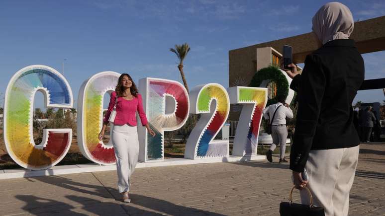 O Egito está sediando a cúpula do clima COP27 no resort de Sharm El-Sheikh, onde os turistas mergulham para ver os recifes