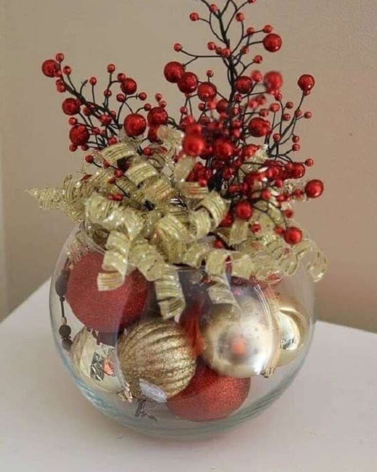 31. Arranjos de natal em vasos de vidro em tons. Fonte &ndash; Idea Home