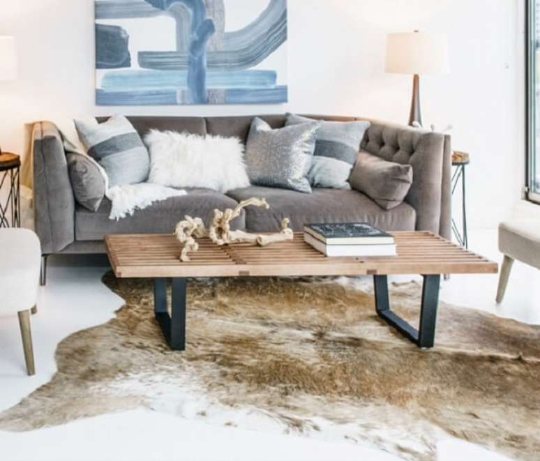 7. Banco George Nelson como mesa de centro. Fonte: Ess&ecirc;ncia M&oacute;veis