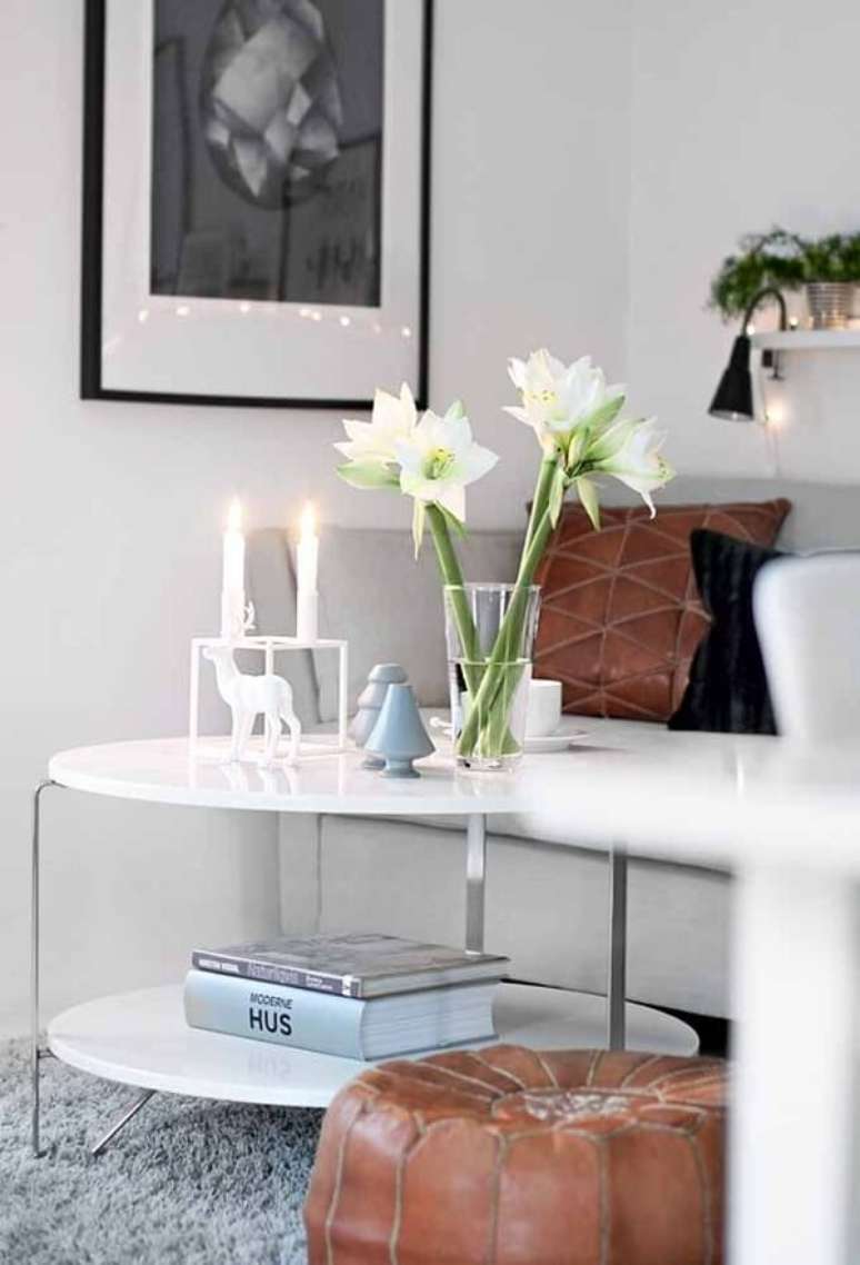 40. Delicadeza na decora&ccedil;&atilde;o: arranjos de natal em vasos de vidro com flores brancas. Fonte &ndash; Decor F&aacute;cil