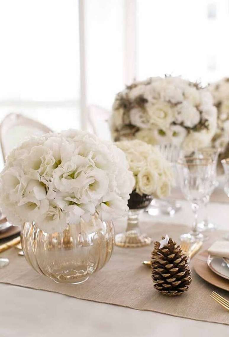 3. Arranjos de natal em vasos de vidro com flores brancas. Fonte &ndash; Decor F&aacute;cil