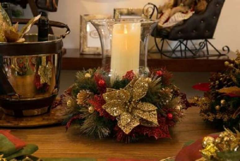 33. Arranjos de natal em vasos de vidro para mesa com velas. Fonte &ndash; Decora&ccedil;&atilde;o de Casa