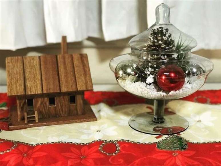 11. Arranjo com bolas de natal em vaso de vidro, pinhas e pedras brancas. Fonte &ndash; @mara_inacio