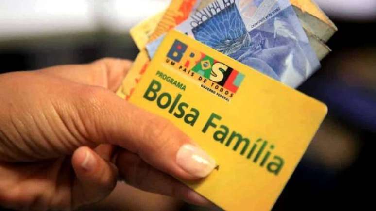 Aux&iacute;lio Brasil deve voltar a se chamar Bolsa Fam&iacute;lia.