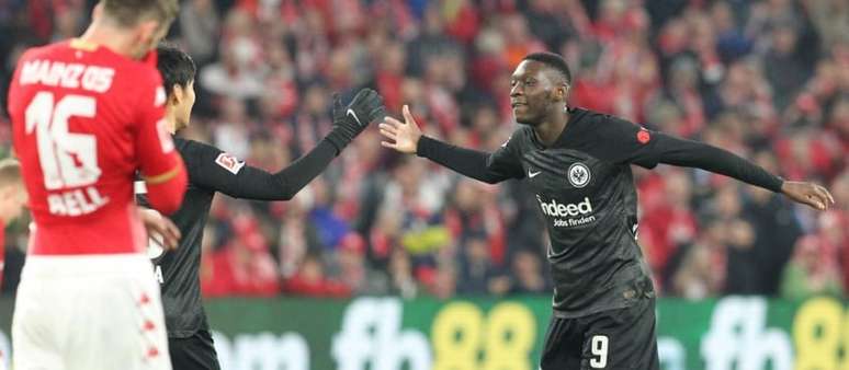 O atacante Randal Kolo Muani é um dos destaques da Bundesliga, pelo Eintracht Frankfurt (Foto: Daniel Roland/AFP)