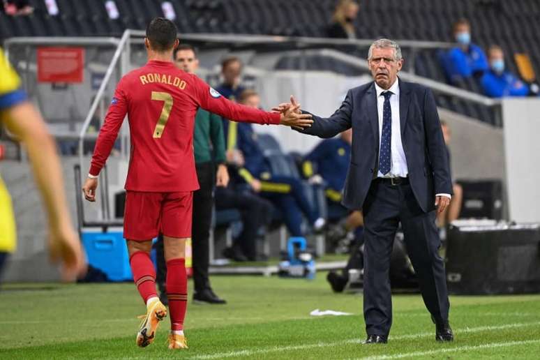 CR7 cumprimentando o técnico Fernando Santos (Foto: JONATHAN NACKSTRAND / AFP)