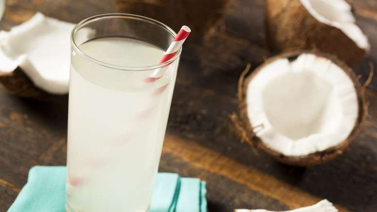 Conheça os benefícios da água de coco – Foto: Shutterstock