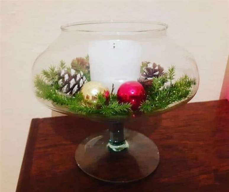 9. Arranjo com bolas de natal em vaso de vidro e pinhas. Fonte &ndash; @artsol_artesanatos