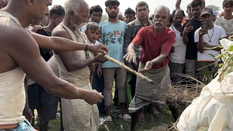 A família de Umesh Kumar Yadav realizou um ritual fúnebre depois que o caixão com o corpo dele foi trazido de volta ao Nepal