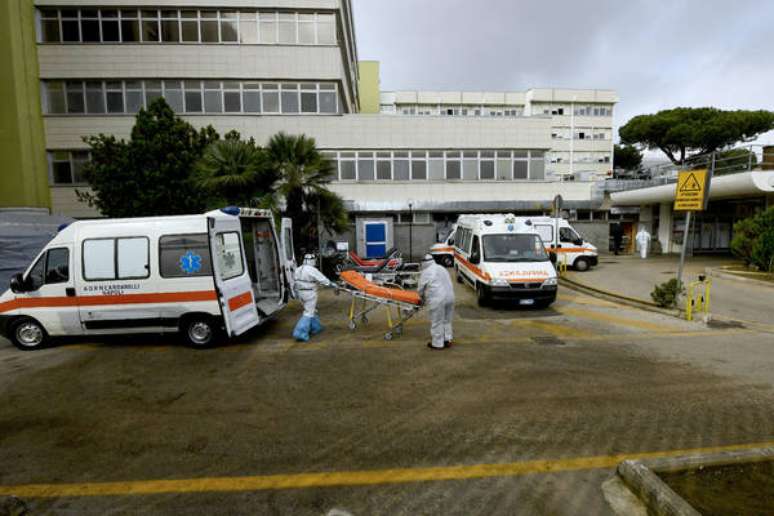 Homem ateia fogo em esposa em tentativa de feminicídio na Itália