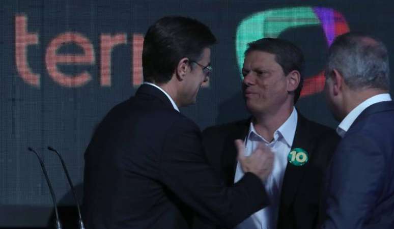 Então candidatos, Rodrigo Garcia (PSDB) e Tarcísio de Freitas (Republicanos) se cumprimentam em debate.