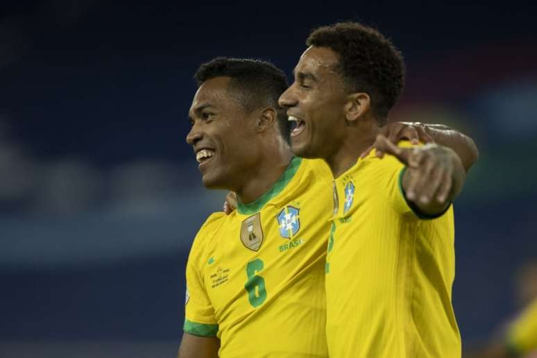 Alex Sandro (à esq.) e Danilo serão titulares da Seleção Brasileira na Copa do Mundo (Foto: Lucas Figueiredo / CBF)