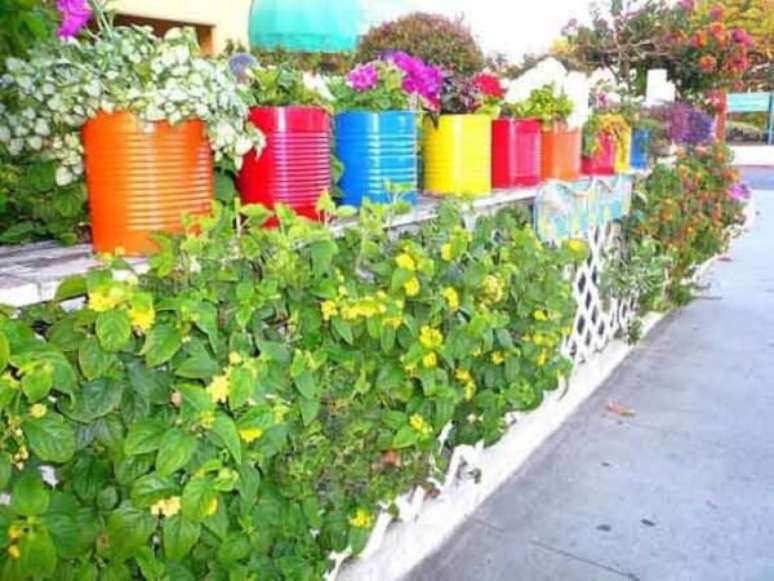 80. Latas coloridas foram usadas como enfeites para jardim. Fonte: Artesanato e Reciclagem