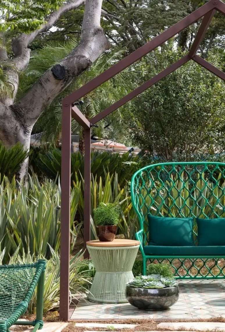 19. Apartamento com garden e m&oacute;veis criativos. Fonte &ndash; Cate Poli Paisagismo