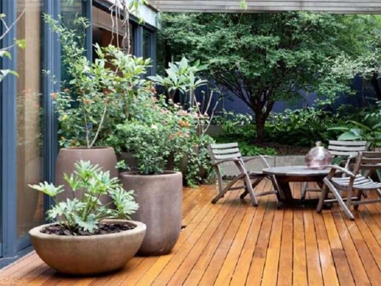 14. Apartamento tipo garden rodeado de &aacute;rvores frut&iacute;feras e trepadeiras. Fonte &ndash; Casa Claudia