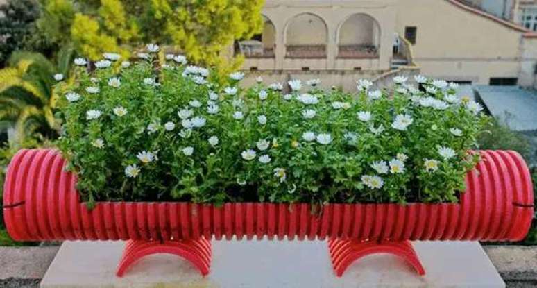 71. Reaproveite a estrutura plástica de um cano e forme lindos enfeites para jardim. Fonte: Artesanato e Reciclagem