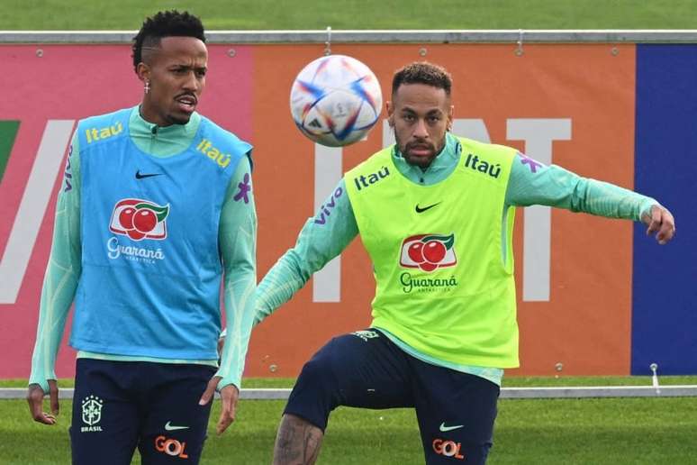 Éder Militão e Neymar juntos em treinamento (Foto: VINCENZO PINTO / AFP)