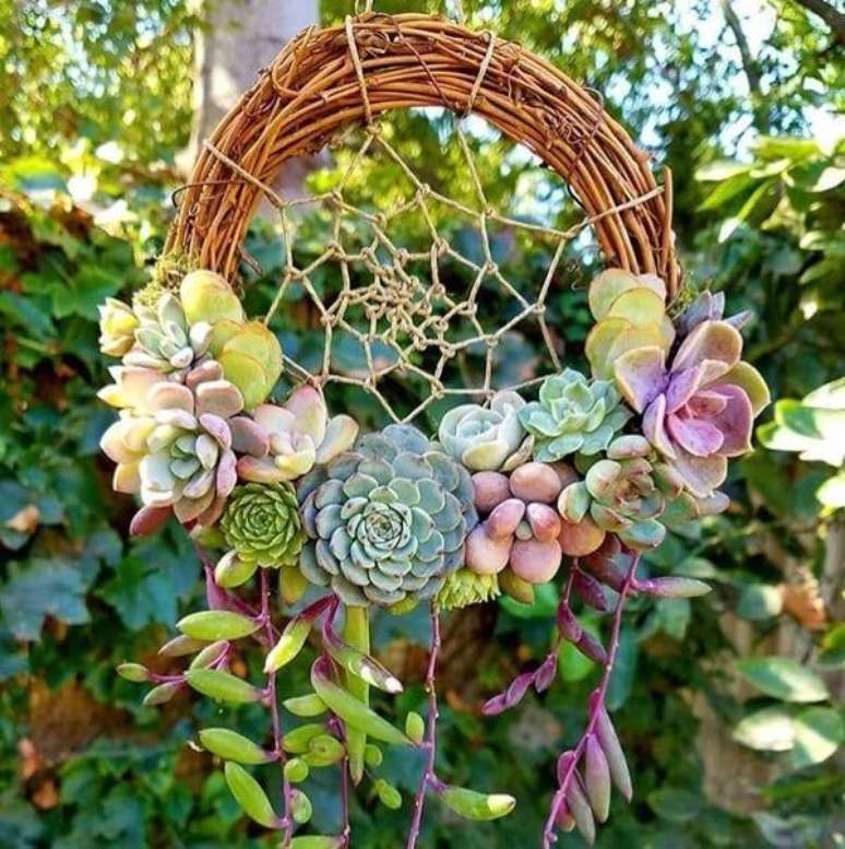 33. As suculentas podem compor lindos enfeites para jardim. Fonte: Decoratorist