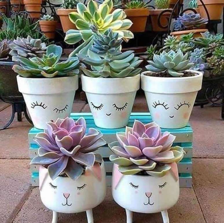 32. Vasos divertidos com suculentas formam lindos enfeites para jardim de inverno. Fonte: Dicas de Decoração