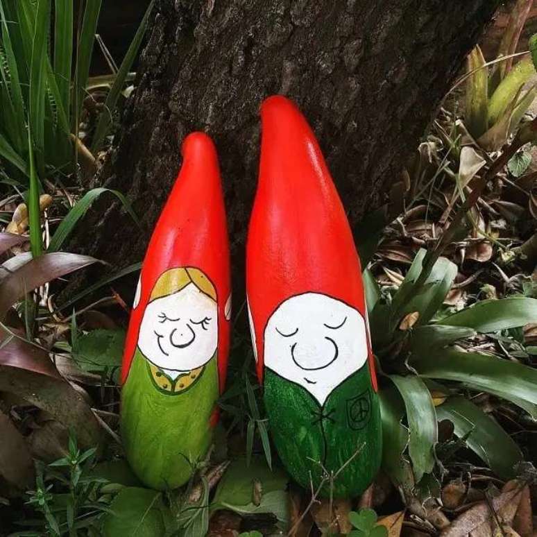 82. Pedras pintadas são lindos enfeites para jardim. Fonte – Rosa dos Ventos Permacultura