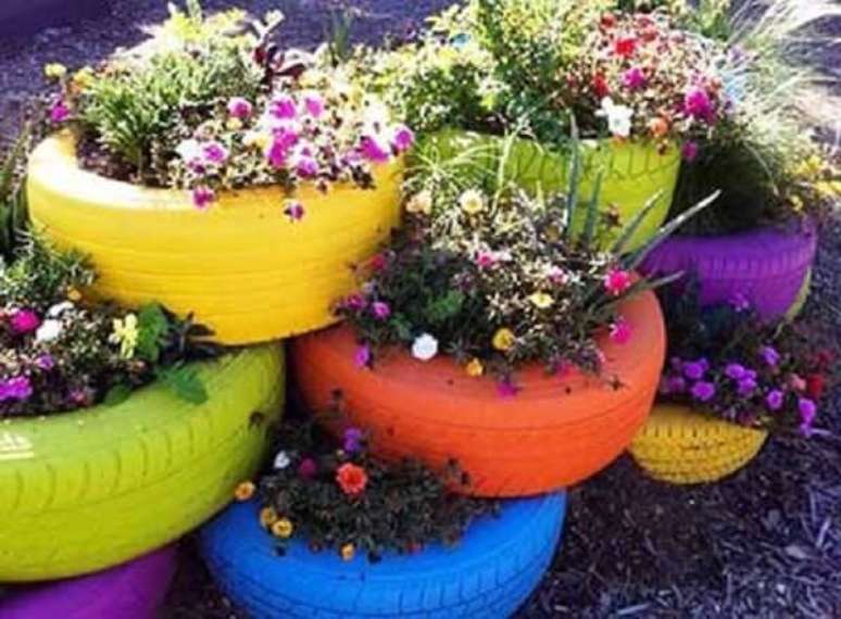 58. Enfeites para jardim feitos com pneus coloridos. Fonte: Pensamento Verde