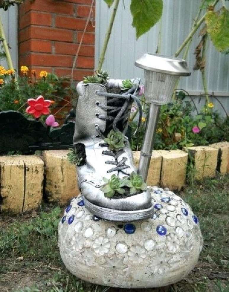 59. Utilize tênis para formar criativos enfeites para jardim. Fonte: Decor Fácil