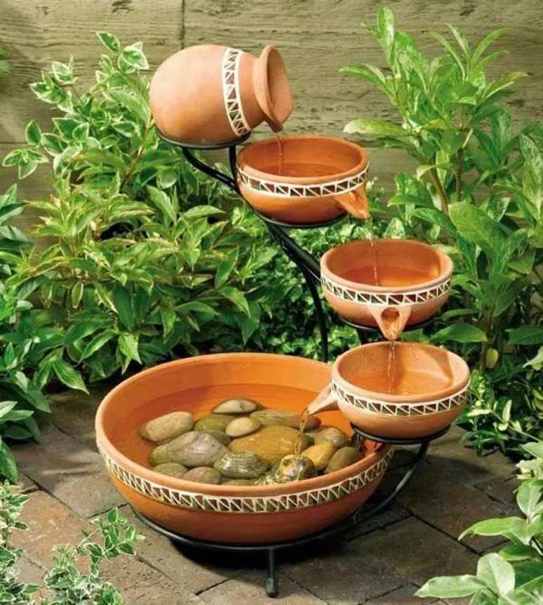 70. As fontes são enfeites para jardim muito utilizadas na decoração. Fonte: Decoração e Arte