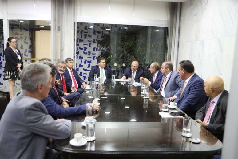 Equipe de transição durante a entrega da PEC ao relator geral do Orçamento