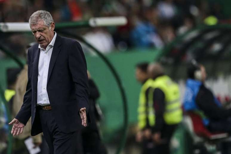 Fernando Santos à beira do gramado contra a Nigéria (Foto: CARLOS COSTA / AFP)