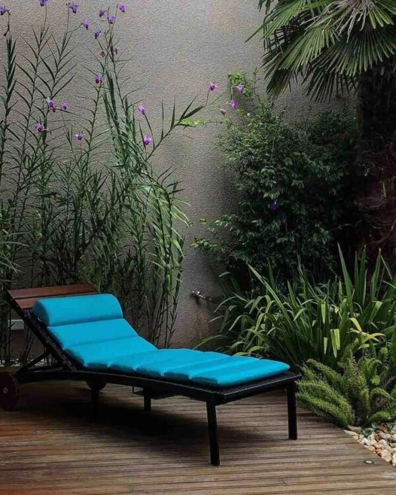 15. Apartamento garden decorado com espregui&ccedil;adeira e orqu&iacute;dea bambu. Fonte &ndash; Cate Poli Paisagismo