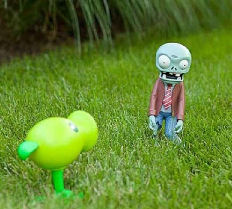 62. Personagens famosos do “Plants e Zumbis” podem compor a decoração do seu jardim. Fonte: Limaonagua
