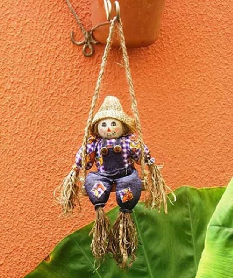 49. O espantalho pode compor lindos enfeites para jardim. Fonte: Decoratorist