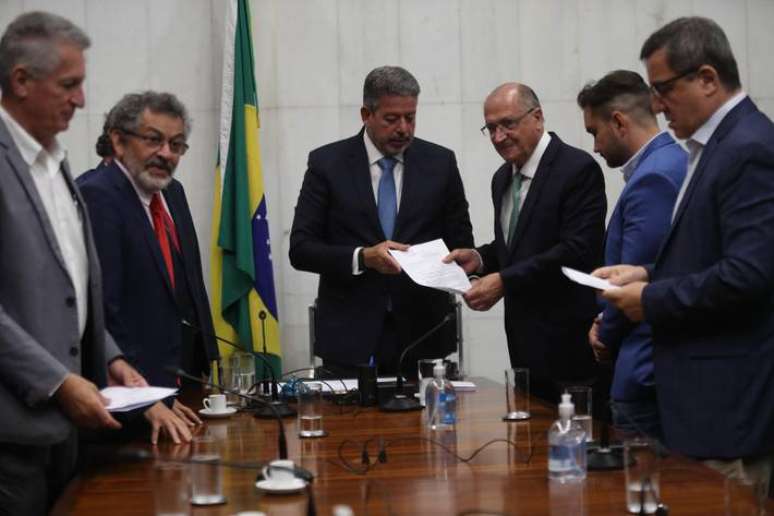 Vice-presidente eleito e coordenador do governo de transição, Geraldo Alckmin entrega o texto da PEC para o relator geral do Orçamento, senador Marcelo Castro (MDB-PI)